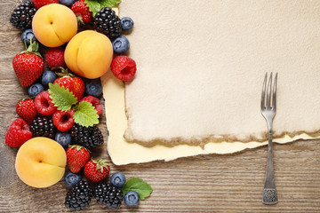 Obraz na płótnie Canvas Delicious fruits: strawberry, peach, raspberry, blueberry and bl