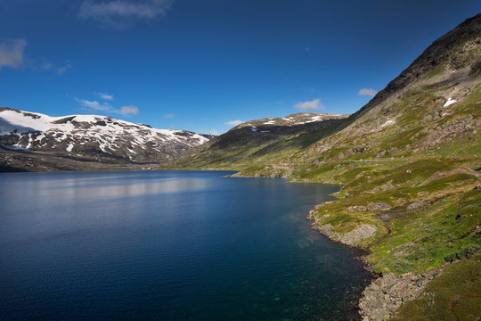 Tiefblauer See Djupvatnet in Norwegen
