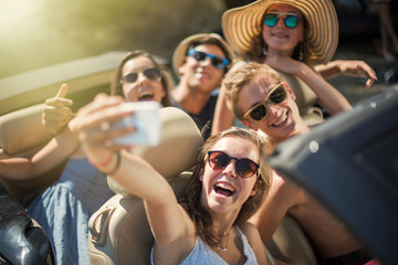 Obraz premium young people having fun and taking selfies with a smartphone