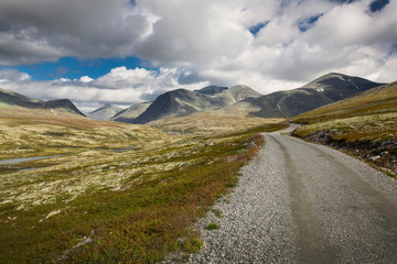 Rondane Nationalpark mit Straße und Bergen
