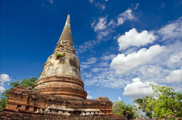 Fototapeta premium Old buddha pagoda temple with cloudy white sky in Ayuthaya Thailand