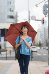 Obraz premium 傘をさす女性