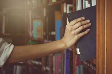 Obraz premium vintage tone of Reading a book concept