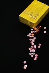 Obraz premium Gold christmas gift box and pink sequins
