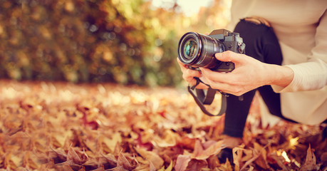 Fototapeta premium Ragazza bionda con mirrorless fotografa