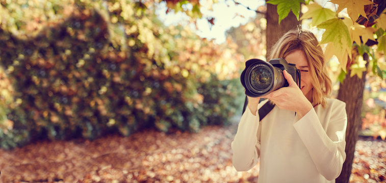 Ragazza bionda con mirrorless fotografa