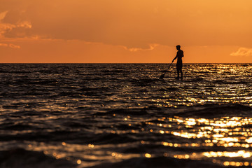 Fototapeta na wymiar Surfpaddler auf der Ostsee