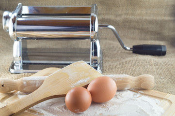 Attrezzi e utensili da cucina, mattarello, uova farina, tirapasta, pasta fatta in casa, pasta all'uovo