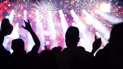 Fototapety  Koncepcja noworoczna - wiwatujący tłum i fajerwerki