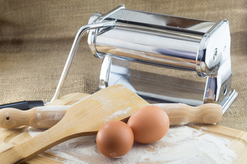 Attrezzi e utensili da cucina, mattarello, uova farina, tirapasta, pasta fatta in casa, pasta all'uovo
