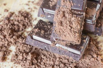 плитки темного шоколада какао