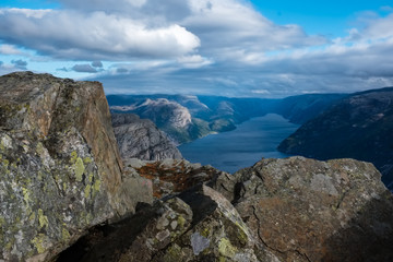 Obraz premium view over the norwegian lysefjord and the surrounding mountains from the edge of the pulpit rock