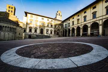 Fototapeta na wymiar vista scorcio visuale panorama arezzo piazza grande e pieve