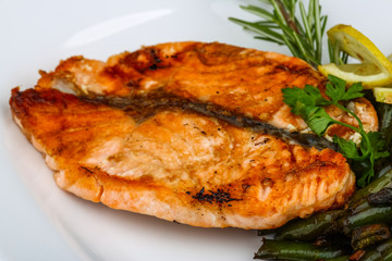 Grilled salmon with green beans