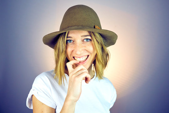 Ragazza con cappello su fondo blu