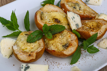 Baked pear with blue cheese