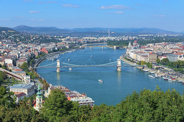 Obraz premium View of Danube with Szechenyi Chain Bridge and Hungarian Parliament Building from Gellert Hill in Budapest, Hungary