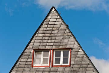 Ein mit Schiefer verkleideter Giebel mit zwei Fenstern
