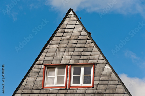 Ein Haus Mit Orangem Giebel Und Einem Ortgang Aus Schiefer Unter Ein Haus Mit Orangem Giebel Und Einem Ortgang Aus Schiefer Unter Strahlend Blauem Himmel Stockfotos Lizenzfreie Bilder Auf Fotolia Bild