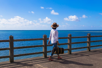 沖縄旅行をする女性