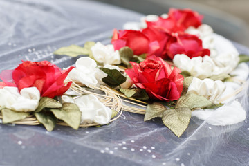 car with wedding decorations of flowers