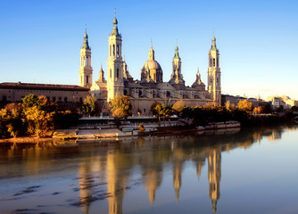 Obraz premium Cathedral and Ebro river in Zaragoza. Aragon, Spain