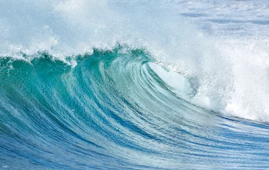 Fototapeten Große Welle, die am Ufer bricht - Sommerhintergrund © bereta
