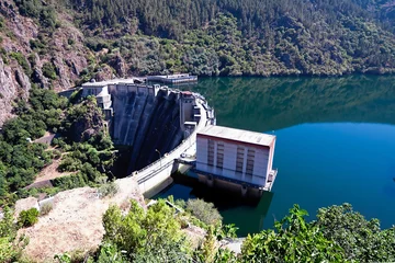 Fototapete Damm Staudamm von Santo Estevo (San Esteban) am Fluss Sil, Galicien, Spanien