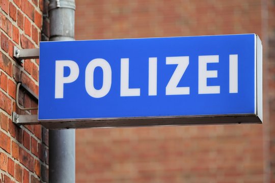 Schild an einer deutschen Polizeiwache