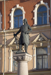 Naklejka premium Скульптура Торгильса Кнутссона на фоне фасада старинного здания. Выборг