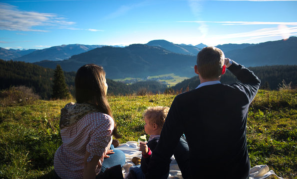 Famlie Picknick beim Sonnenuntergang, Tirol, &Ouml;sterreich