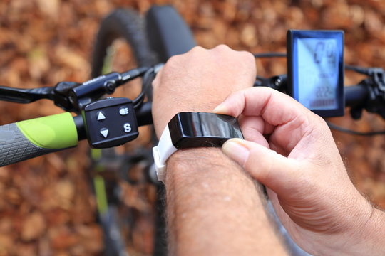 Smartwatch und E-Mountainbike