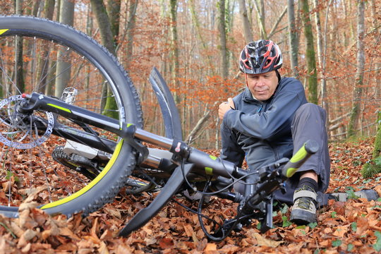 Senior nach Fahrradsturz mit Schulterschmerzen im Wald