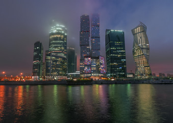 Obraz na płótnie Canvas Деловой центр Москва-Сити ночью в тумане.