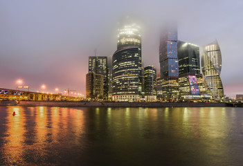 Деловой центр Москва-Сити ночью в тумане.