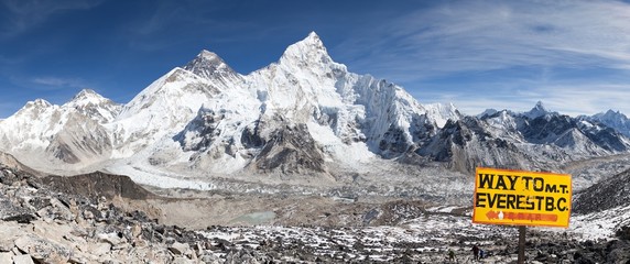Mount Everest with signpost - obrazy, fototapety, plakaty