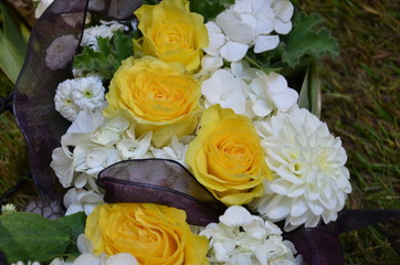 Blumen der Trauer mit schwarzer Schleife