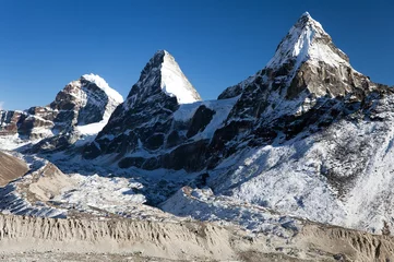 Papier Peint photo autocollant Cho Oyu View of mount Cholo, Kangchung peak and Nirekha peak