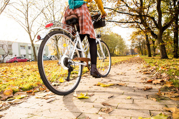 Junge Frau fährt Fahrrad im Park
