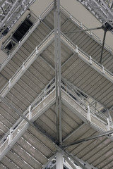 Stahltreppe Untersicht / Die Untersicht auf eine eckige über mehrere Etagen steigende Stahltreppe