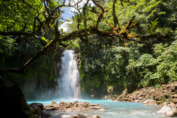 der türkise Wasserfall Rio Celeste in Costa Rica im Dschungel