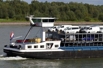 Binnenschiff transportiert neue Fahrzeuge