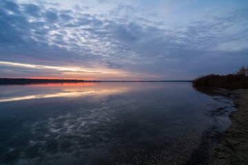 Fototapeta premium Sonnenaufgang am Wallendorfer See in Burgliebenau, Deutschland