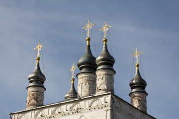 Вид куполов с крестами Всехсвятской церкви в Горицком монастыре. Переславль-Залесский. Россия.