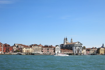 Fototapeta na wymiar Морская жизнь Венеции