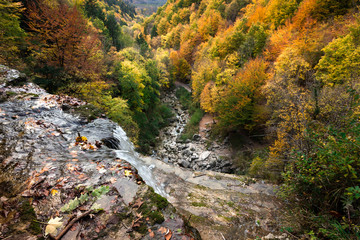 cascade vue d'en haut paysage foret d'automne