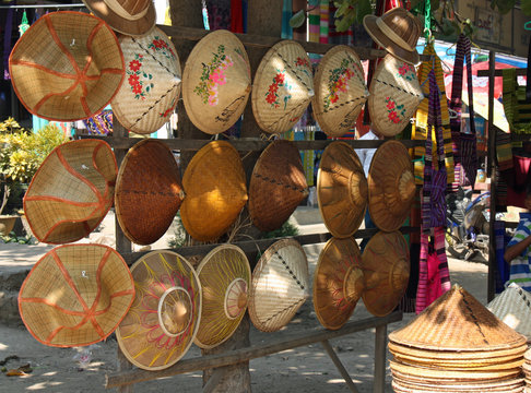 Birmanie, chapeaux traditionnels sur le march&eacute; de Mingun