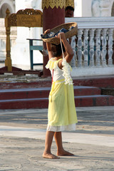 Petite fille birmane à la pagode Mya Thein Than, Birmanie