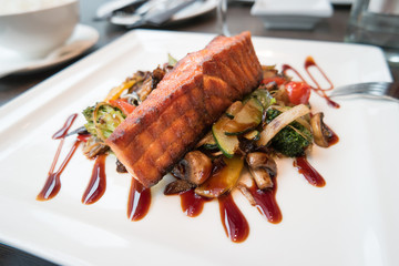 Salmon with vegetables and caramel