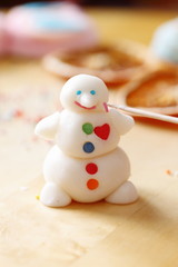 Making snowman from sugar mastic